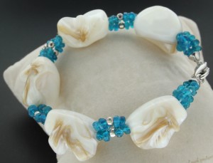 Esempio di bracciale di perle naturali con infilatura artigianale a tre fili.