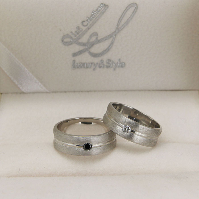 anello solitario con diamante bianco o nero