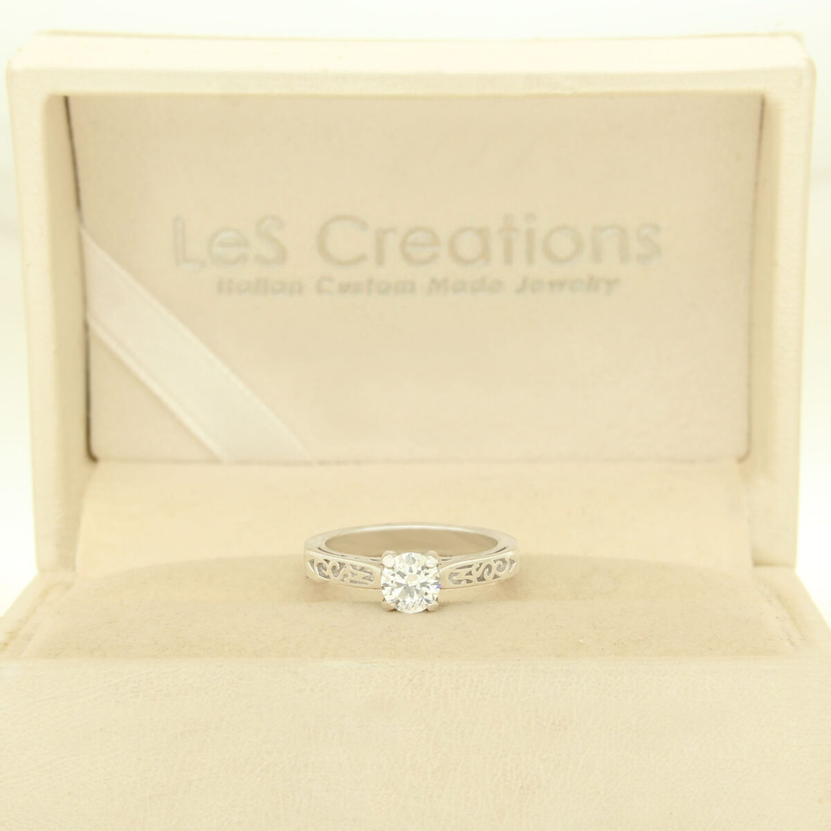 Anello-solitario-in-platino